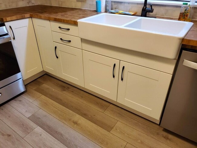 Kitchen Sink and Cabinets - 5201 N Ludlam Ave
