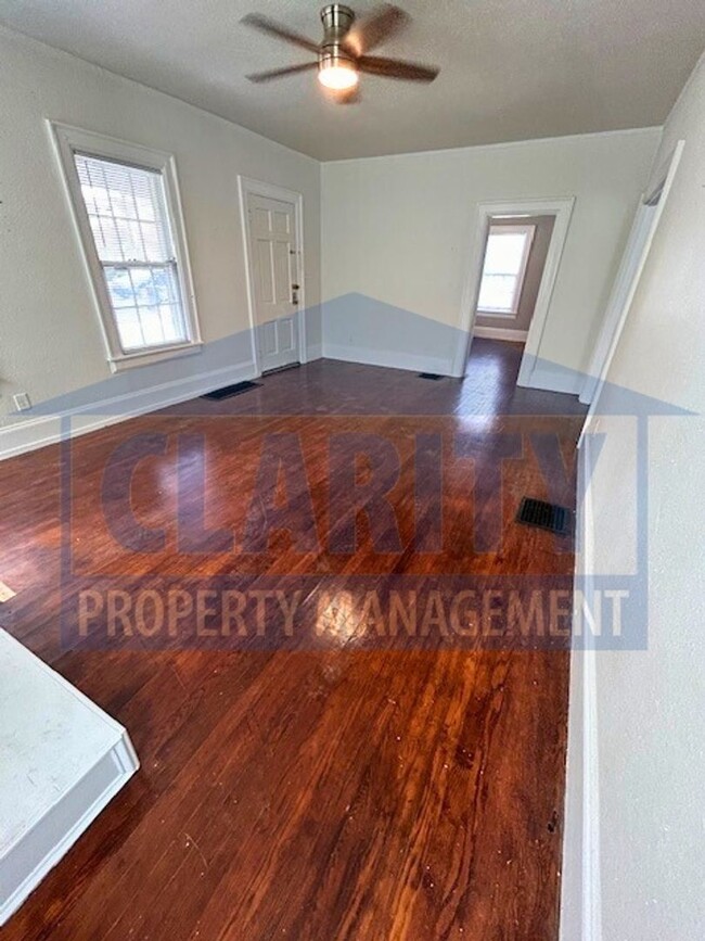 Building Photo - Two bedroom home in historic downtown Clev...