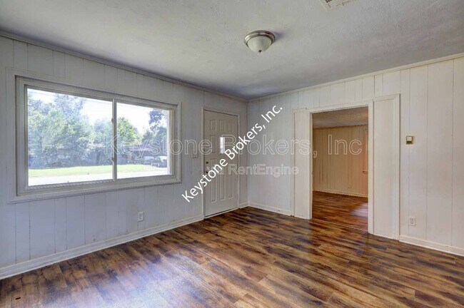 Building Photo - 2423 Thrasher Ave