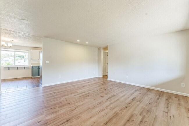 Building Photo - $500 gift card with lease by 9/10/25. Wate...
