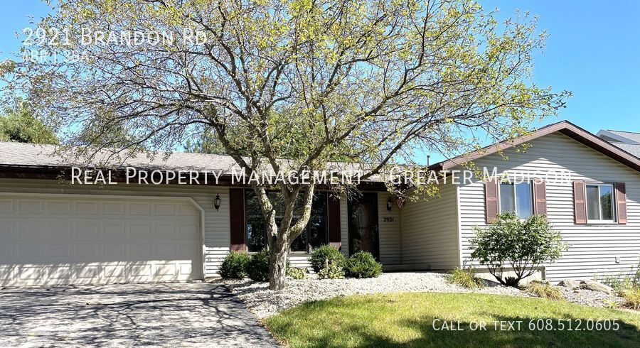 Primary Photo - Spacious 4 bedroom ranch style home with f...