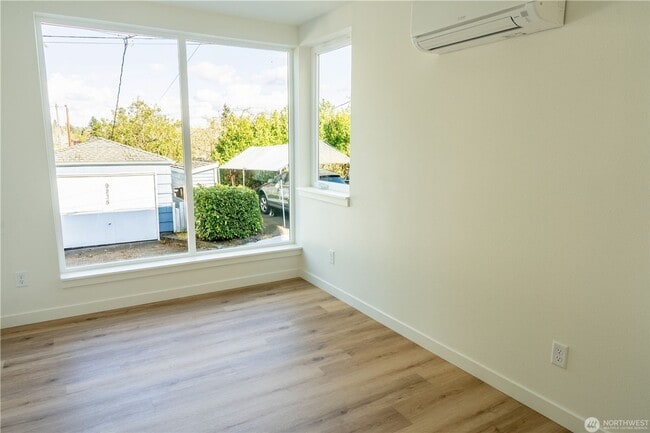 Building Photo - 2Bd/1.75Ba Seattle Townhome