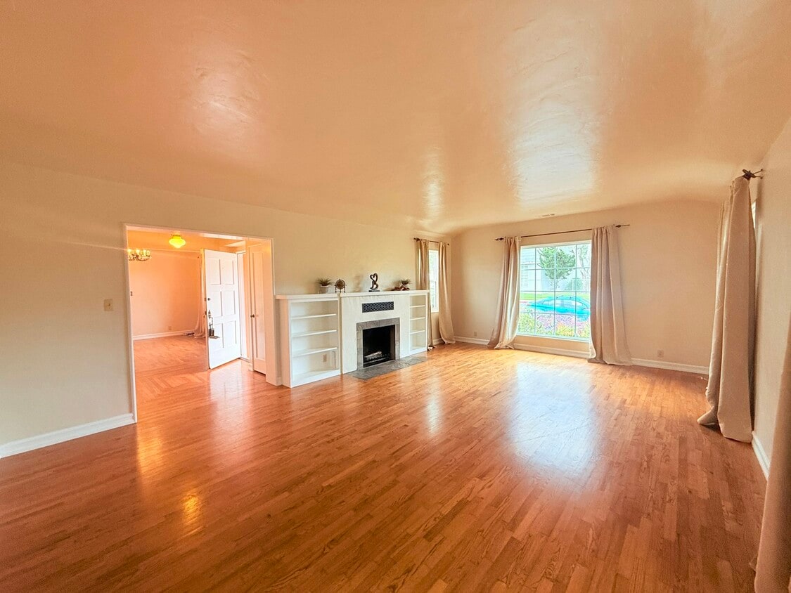 Primary Photo - 619 W Cypress Ave