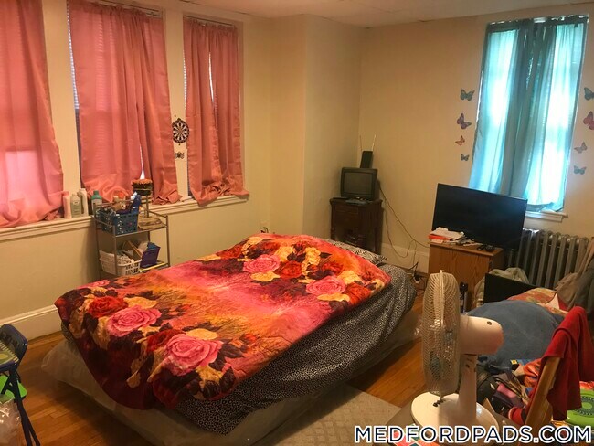 Building Photo - 53 Fellsway W