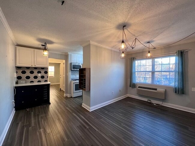Building Photo - 2241 Farrington Ave