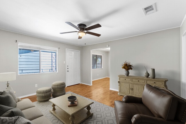 Unidad 24 Living - Sundance Apartments