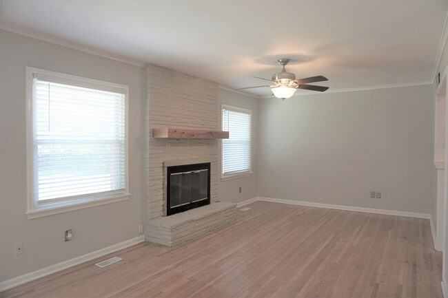 Foto del edificio - 3 Bed 2 Baths In Midtown Charmer With Covered Front Porch!