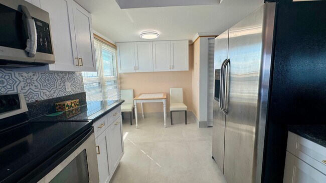 Foto del edificio - Furnished Beach Front Condo!! Enjoy Costal...