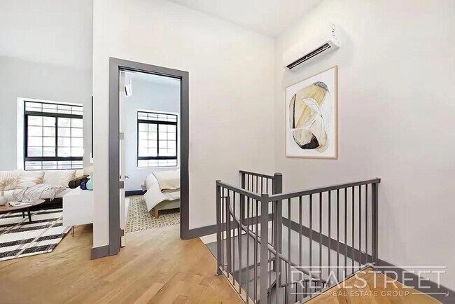 Foto del edificio - Spacious 2-Bedroom Home with Bright, Open Living Areas