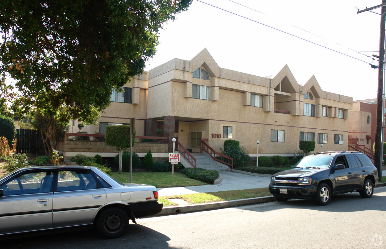 Building Photo - 1010 E Maple St