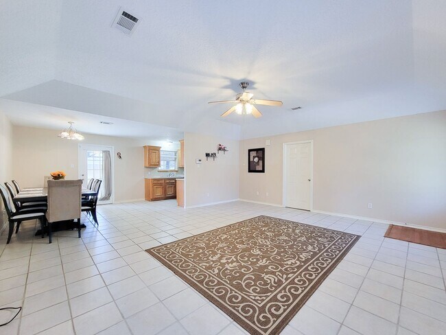 Foto del edificio - Welcome to your next home in the heart of Downtown Cleveland, Texas! This inviting 3-bedroom, 2-b...