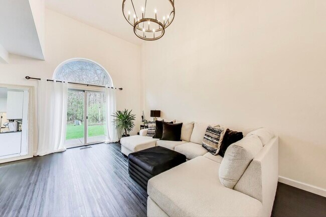 Foto del edificio - 2531 Oak Tree Ln