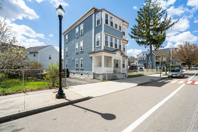 Building Photo - 107 Temple St