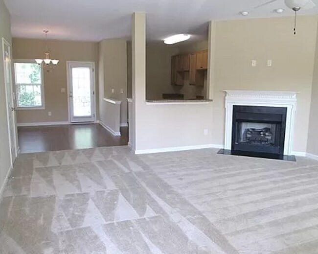 Foto del edificio - Lovely 3 Bedroom Townhouse in the desirable Addison Reserve Neighborhood of Raleigh