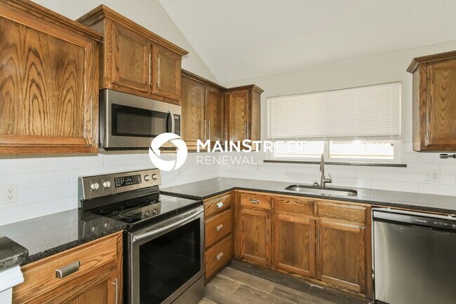 Building Photo - 4 Bedroom Pet-Friendly Home in Midwest City, OK with Main Street Renewal