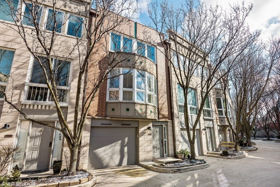 Primary Photo - 2675 N Greenview Ave
