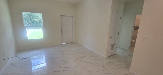 Building Photo - Great Location  2/1 Single Family Home
