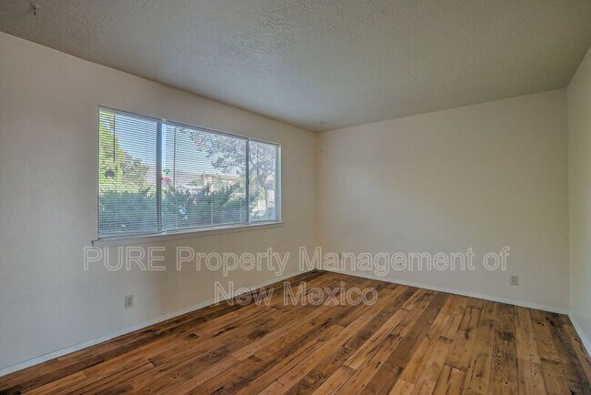 Foto del edificio - 901 Alice Ct NE