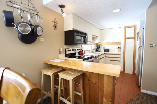 Building Photo - Seasonal 6 Month Lease Available!  $1,700/ mo Charming Two-Bedroom Condo in Waterville, NH!