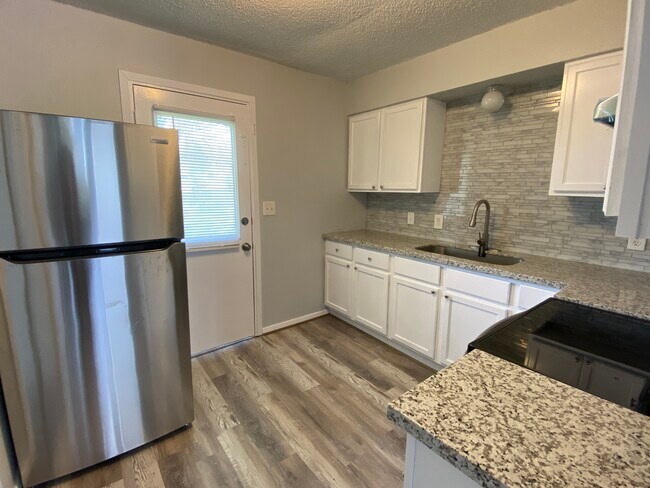 Nice size kitchen - 102 Oakdale Ct