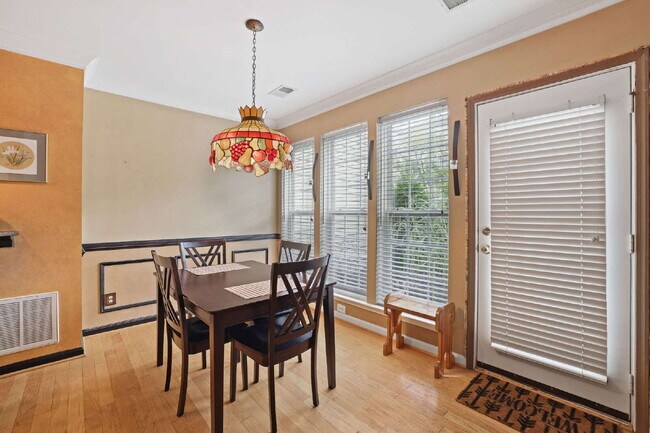 Building Photo - Spacious, Private AND Convenient 2-Level C...