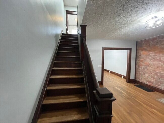 Building Photo - 336-348 E 14th Ave