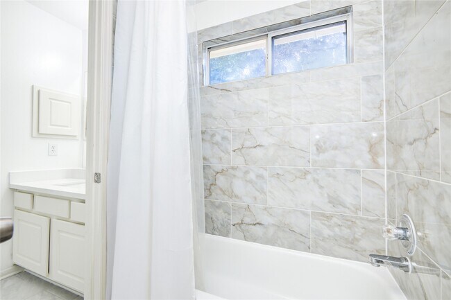 Building Photo - 14411 Chartley Falls Dr