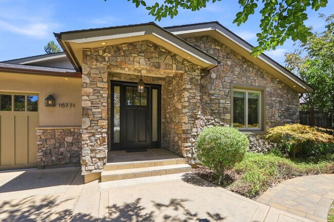 Foto del edificio - Beautiful 4-Bedroom 3.5-Bathroom Los Gatos Home