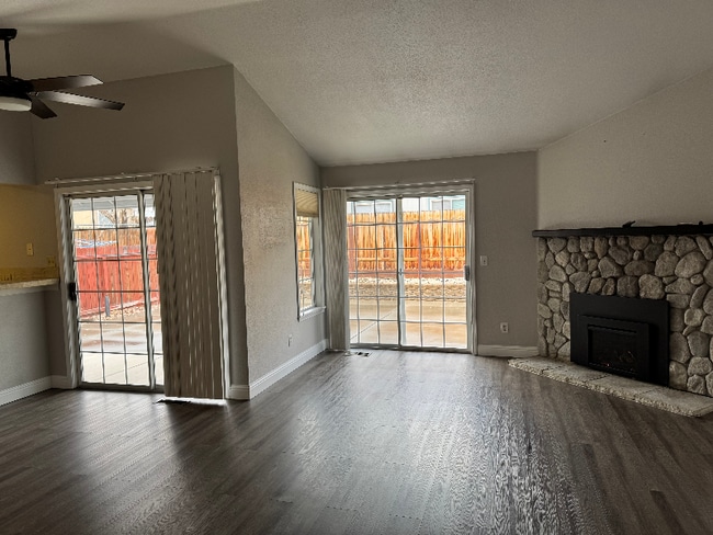 Building Photo - 3372 Bonnivew Dr