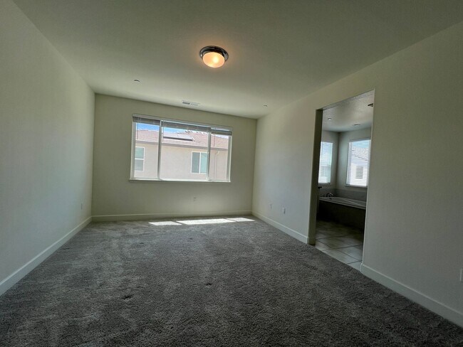 Foto del edificio - Gorgeous Like-New 4 Bedroom!