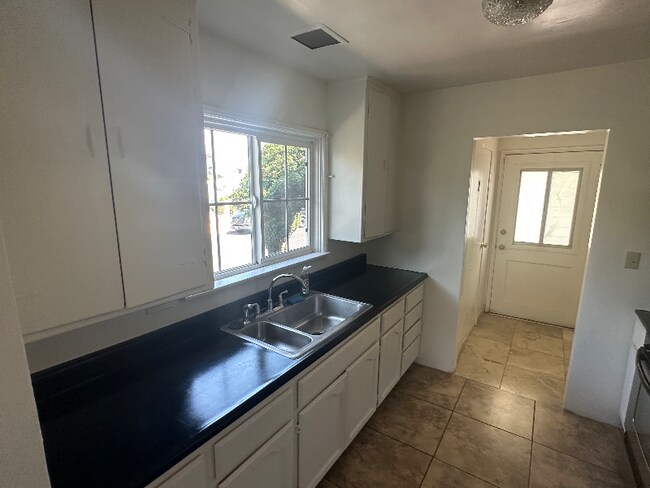 Building Photo - 10842 Saticoy St