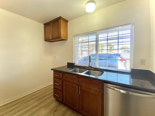 Building Photo - Charming 2-Bedroom Townhome for Rent! - Un...