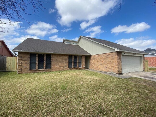 Building Photo - 943 Sterling Green Dr S
