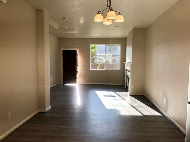 Building Photo - Gorgeous BRAND NEW 2 Bedroom Townhouse w/ ...