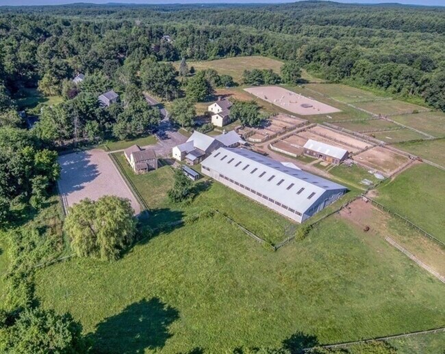 Foto del edificio - 253 Davis Rd