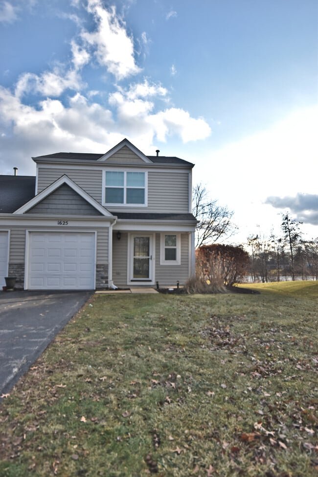 Building Photo - 1625 College Green Dr