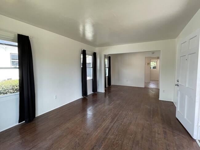 Building Photo - 450 Fern St