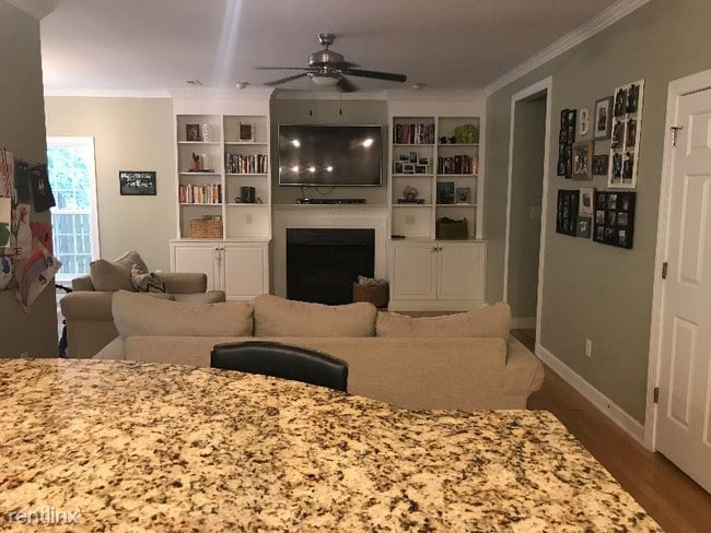 Building Photo - 4 br, 2.5 bath House - 210 Lakeshore Dr