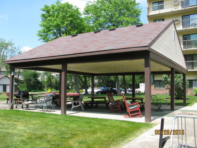 Foto del edificio - The Towers at Crooked Creek Senior Housing