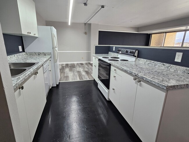 Photo - 411 Lakewood Cir Apartment