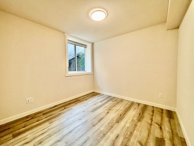 Building Photo - bright and cozy 2b2b townhouse