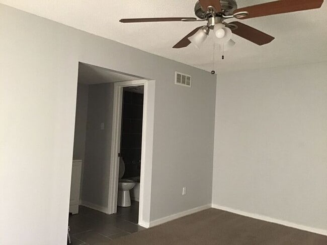 Building Photo - Spacious East Memphis 3 bedroom 2 bth home!