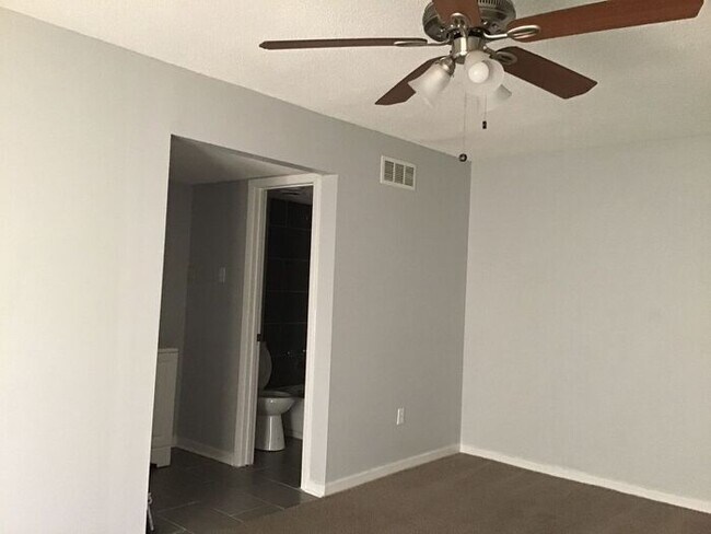 Foto del edificio - Spacious East Memphis 3 bedroom 2 bth home!