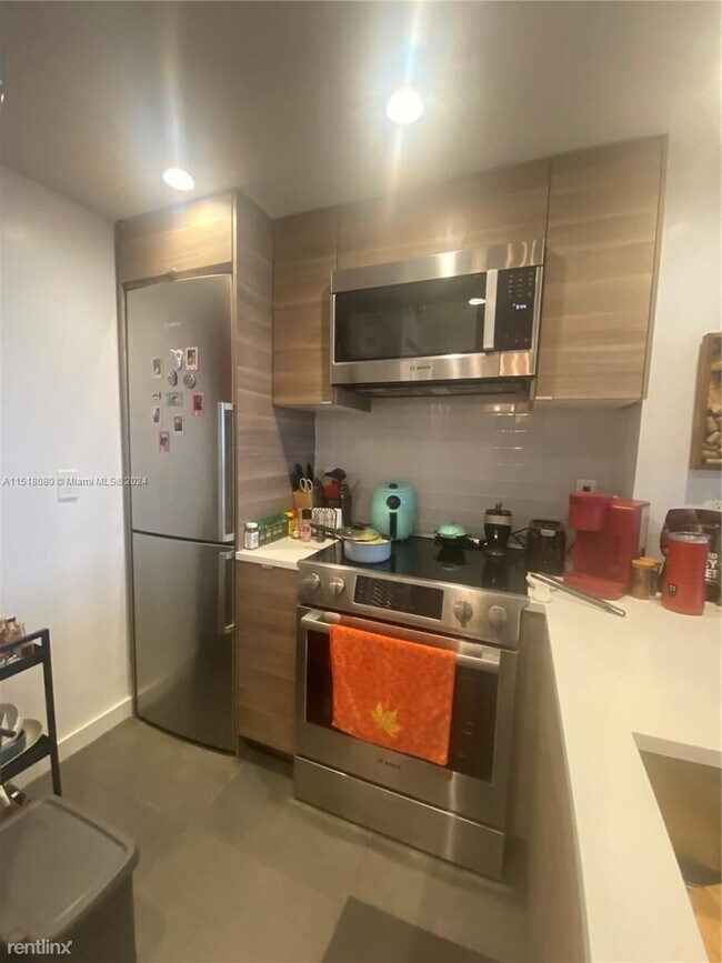 Building Photo - 1 br, 1.5 bath Condo - 540 Brickell Key Dr...