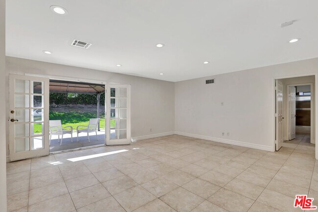 Foto del edificio - 6421 Franrivers Ave
