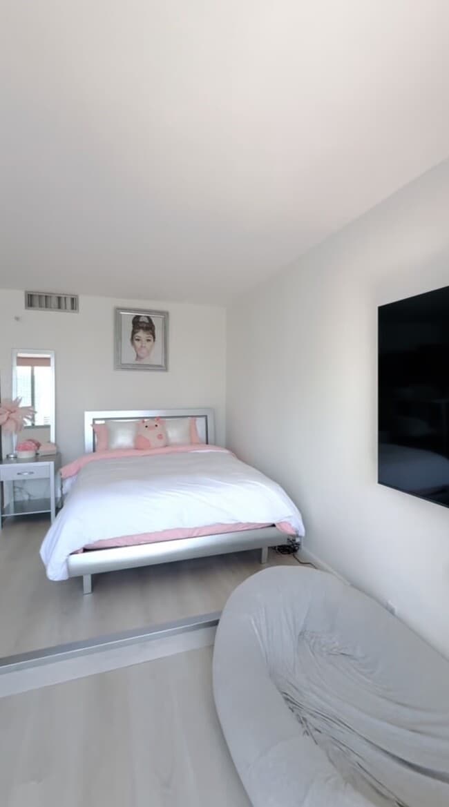 Building Photo - 520 Brickell Key Dr
