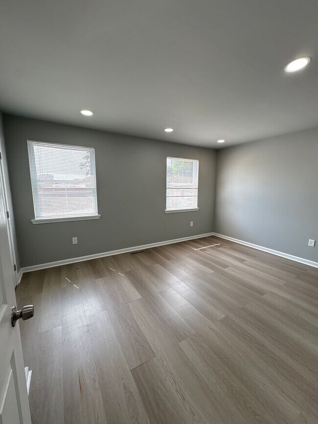 Foto del edificio - ** 3 BEDROOM TOWNHOME **