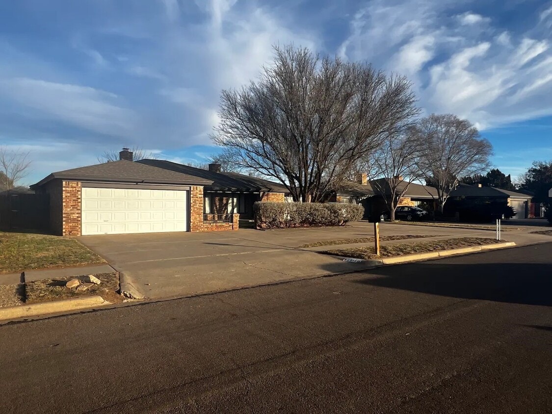 Foto principal - 7913 Albany Ave