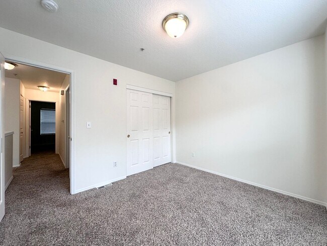 Building Photo - Updated 2 Bed 1.5 Bath Townhome in Peacefu...