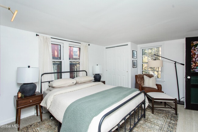 Foto del edificio - 590 N Broadway